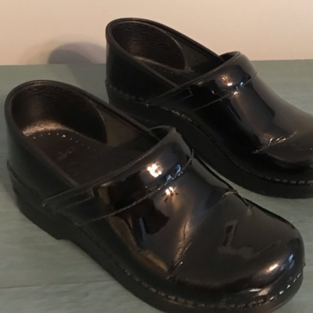 Black Shiny Patent Leather Dansko Clogs Size 38 (7.5-8)